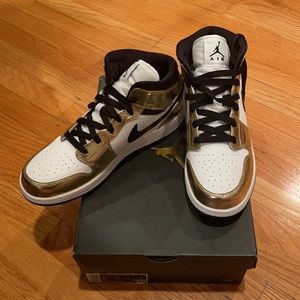 Air Jordan 1 Mid Size 7 Youth. BRAND NEW
